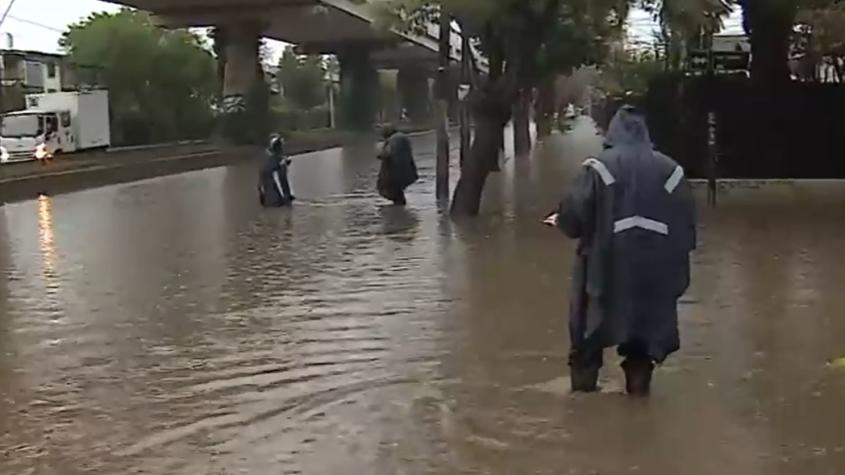 Agua amenaza con entrar en las casas de Pudahuel tras inundación de calles