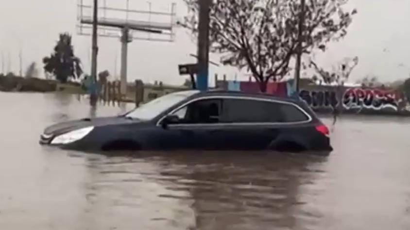Auto se sumerge casi por completo en calles inundadas de La Cisterna
