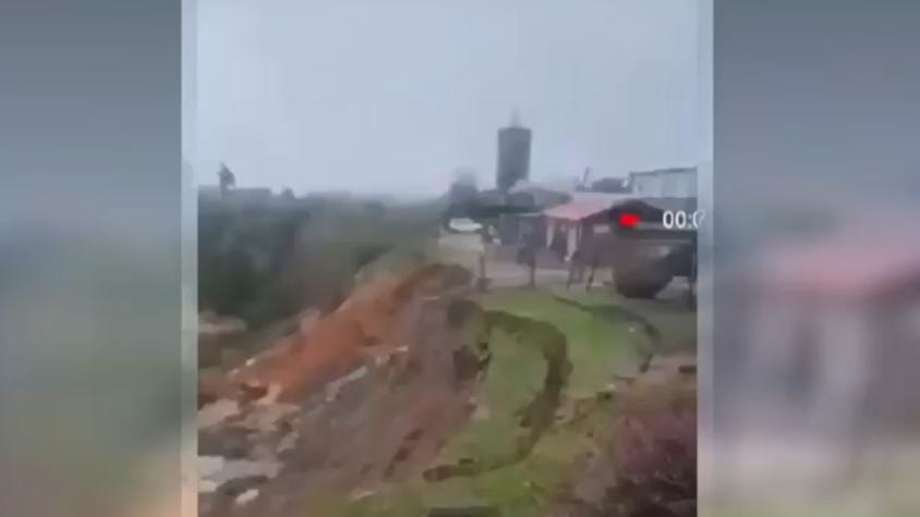 Video capta peligroso deslizamiento de tierra en Tomé: experto recomienda evacuar viviendas aledañas