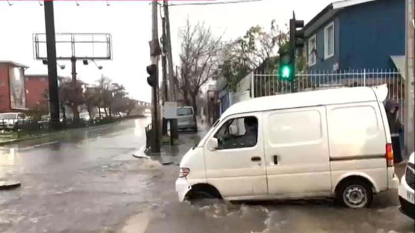 Furgón atrapado en el sector de Departamental se ve amenazado por las lluvias: conductor pide ayuda urgente