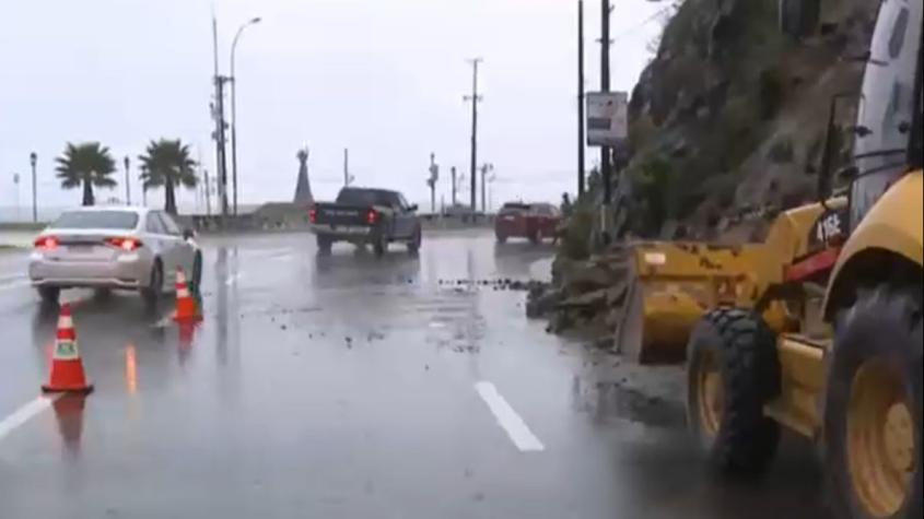 Desprendimiento de tierra y rocas en Valparaíso complica el tránsito hacia la Ciudad Jardín