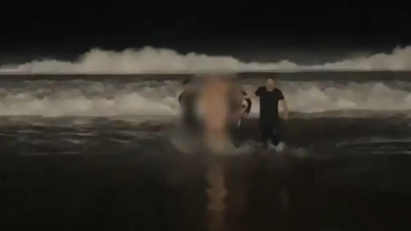 Hombre hace "perro muerto" en un restaurante y luego se lanza desnudo al mar en Iquique