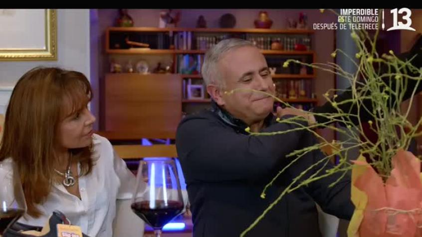 Doctor Ugarte no contuvo su emoción con el valioso y hermoso regalo que le entregó Martín