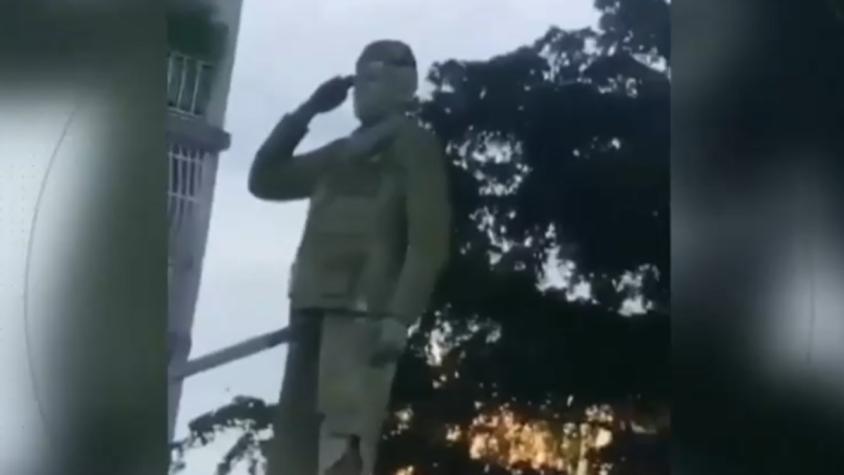 Ciudadanos derriban estatuas de Hugo Chávez