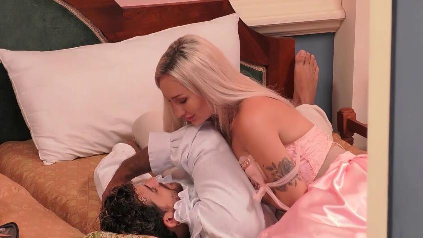 Austin se enoja con Fran por osada experiencia íntima en su pasado: "No es justo. Me estás juzgando"