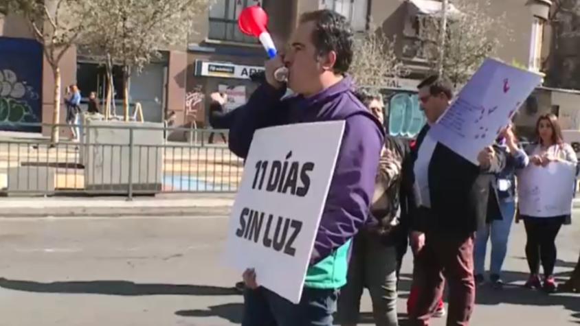 Vecinos de Conchalí protestan en las afueras de Enel tras cumplir 11 días sin luz