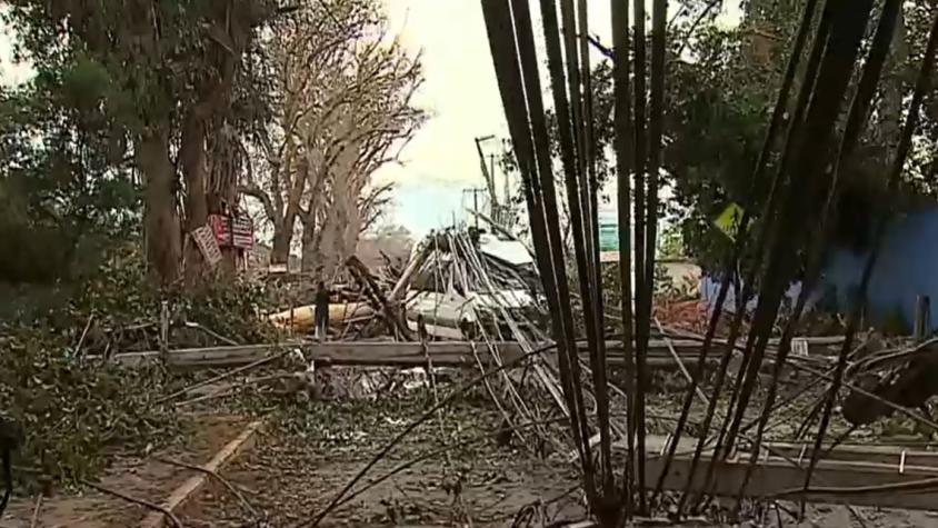 Más de tres postes cayeron el viernes en Maipú y siguen obstruyendo la calle: los vecinos continúan sin luz