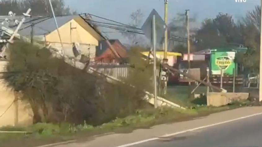 Cayeron como fichas de dominó: más de 20 postes siguen en el suelo en Lampa tras el temporal