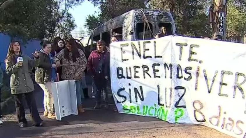 Vecinos de Maipú protestan tras octava jornada sin luz y también que delincuentes robaron los cables del sector