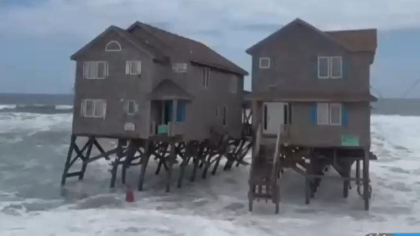 [Video] Casa quedó destruida tras ser arrastrada por el mar en medio de marejadas