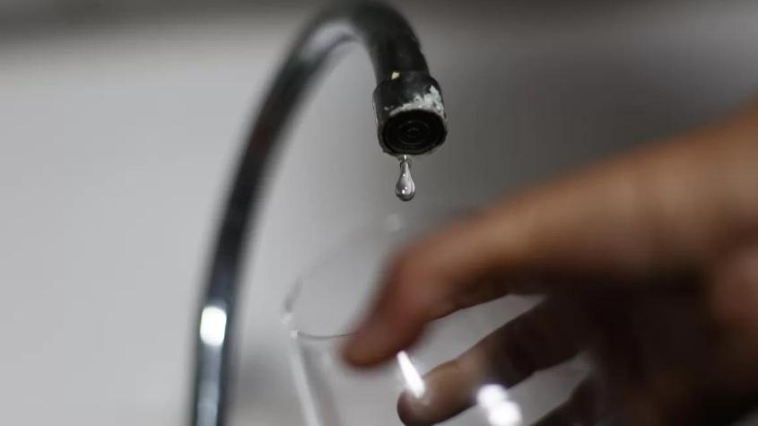 Corte de agua afectará a algunas comunas de Santiago: Conoce cuáles serán los puntos de abastecimiento
