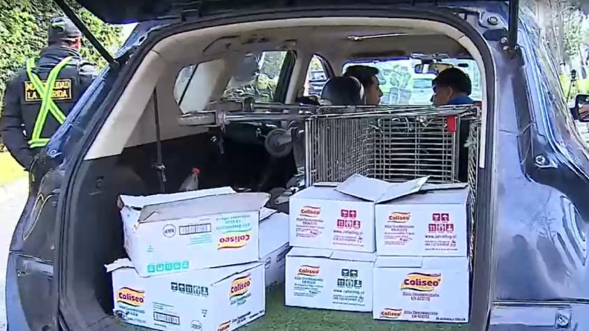 Encuentran un auto con un carrito de supermercado en el maletero