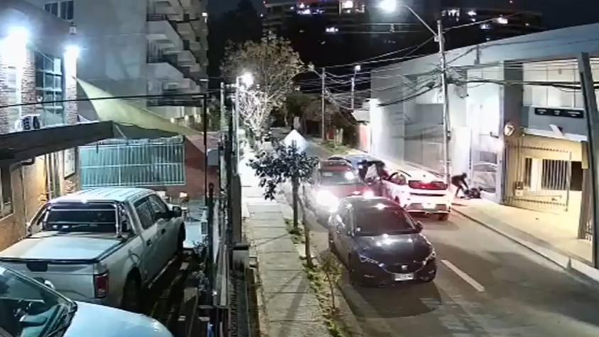 Mujer sufre violento robo de su vehículo mientras esperaba a su pareja en La Florida