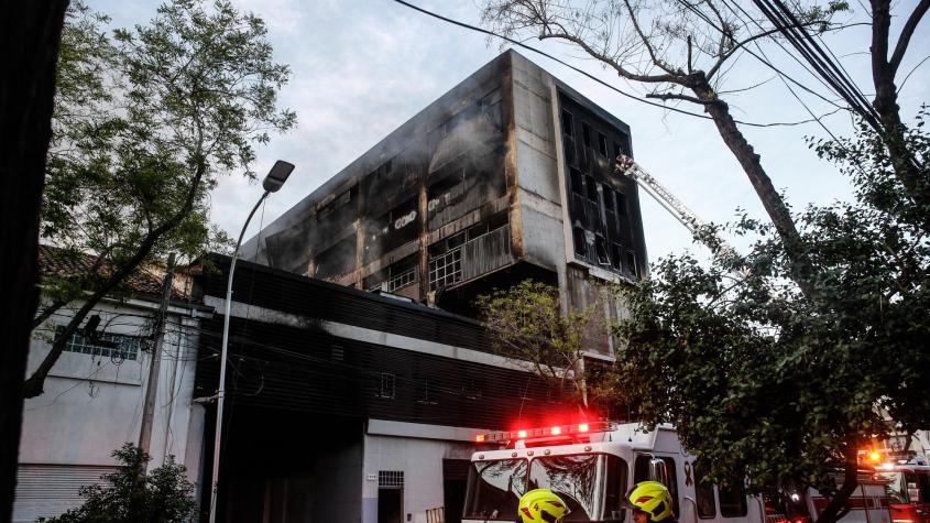 Bomberos trabaja en controlar la reactivación del incendio en bodega cercana al Barrio Meiggs