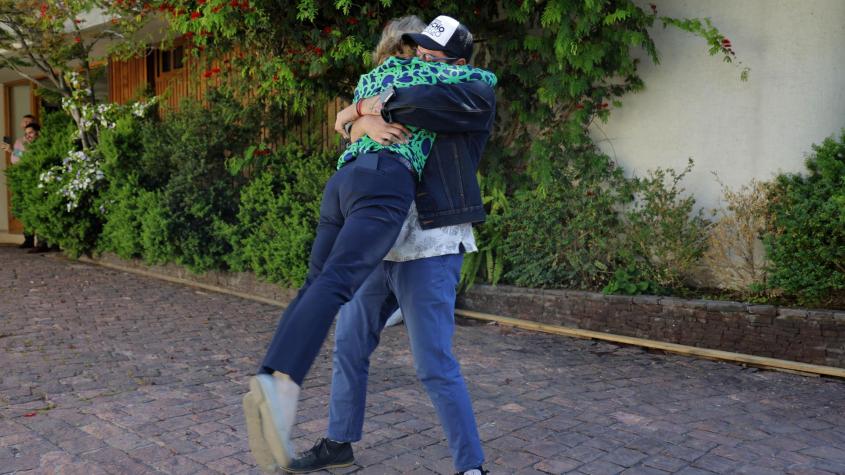 El efusivo abrazo entre candidato a Gobernador de la RM Francisco Orrego y Evelyn Matthei