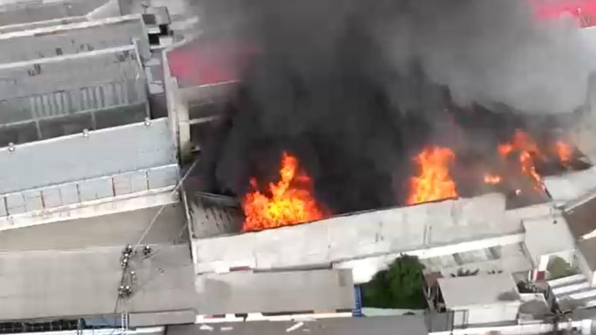 Imágenes aéreas muestran la gravedad del incendio que afecta a una bodega en Barrio Meiggs