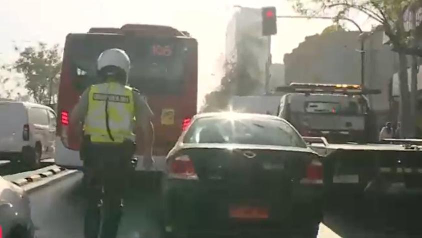 Taxista intentó evadir fiscalización en Estación Central: maniobra de Carabineros impidió que huyera
