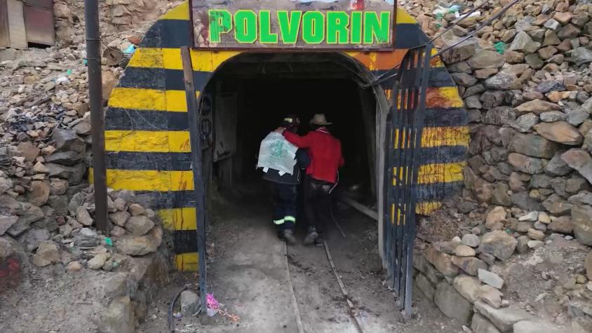 Jorge Said ingresa a la mina de Oruro para celebrar el carnaval a la Virgen del Socavón