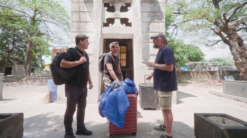 Pancho y Jorge Zabaleta recorren el cementerio de Manilas, lugar donde viven 6.000 personas en el lugar en "Socios por el Mundo 3"