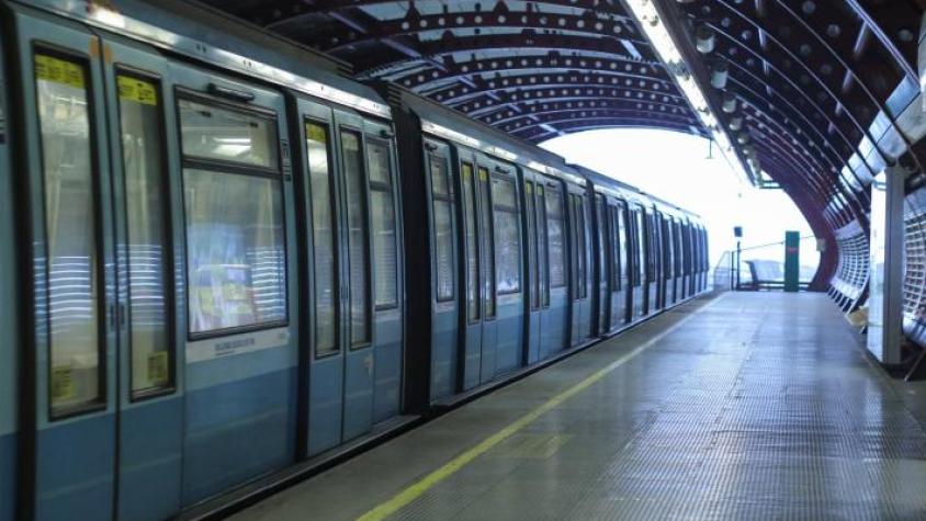 Rancagüino sorprende al tatuarse un antiguo tren del Metro de Santiago