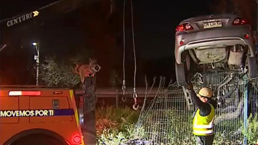 Conductor pierde el control de su vehículo al creer que le harían una encerrona: el auto terminó sobre las barreras viales