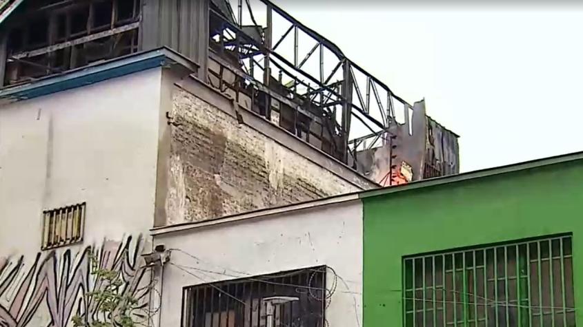 Continúa la emergencia: focos de incendio en Barrio Meiggs se reactivan por la presencia de viento