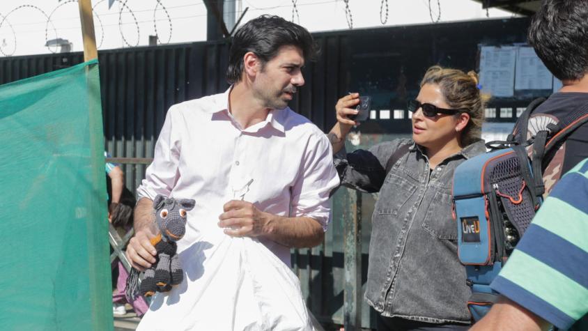 Las internas le hicieron un regalo: Así fue la visita de Joaquín Lavín a Cathy Barriga en la cárcel de San Miguel