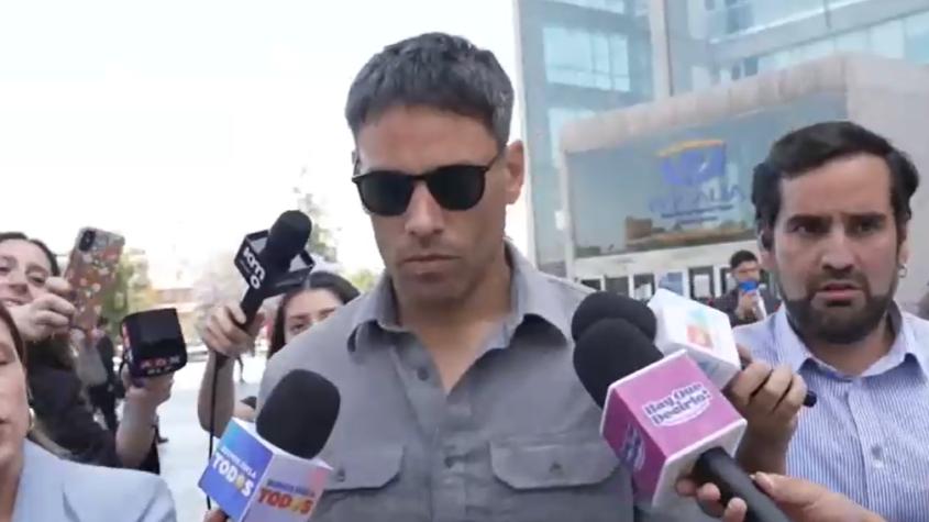 En absoluto silencio: así llegó Claudio Valdivia a tribunales para acompañar a su hermano Jorge