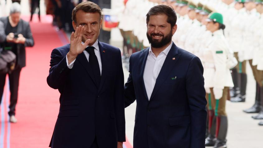 Con la Marsellesa incluida: Así fue la llegada de Emmanuel Macron, presidente Francia, a La Moneda