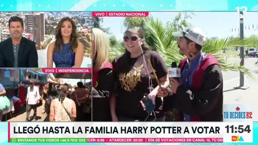 Desde Hogwarts: Una familia completa llegó a votar al Estadio Nacional vestidos como personajes de Harry Potter