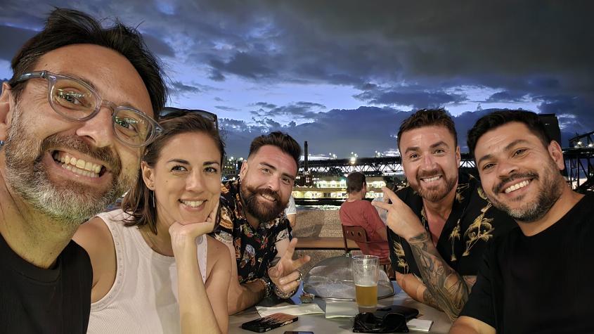 "Siempre hay un chileno" mostrará tres historias de chilenos en Sídney: visitarán desde la clásica Ópera hasta un parque con peligrosas serpientes