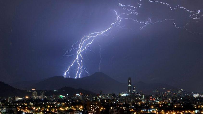 Declaran alerta temprana preventiva en diez comunas de Santiago por tormentas eléctricas para este fin de semana