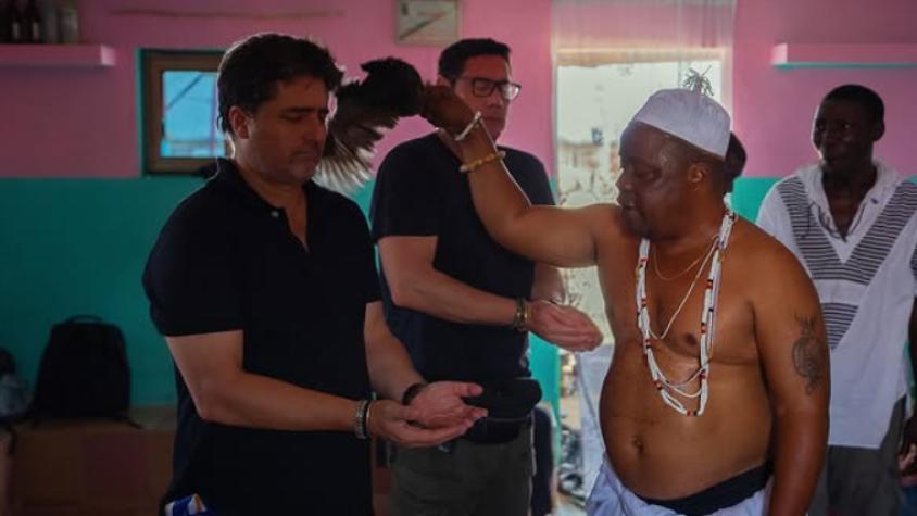 Pancho Saavedra mostró cómo quedó su medalla de la Virgen tras vivir su primer ritual vudú en África