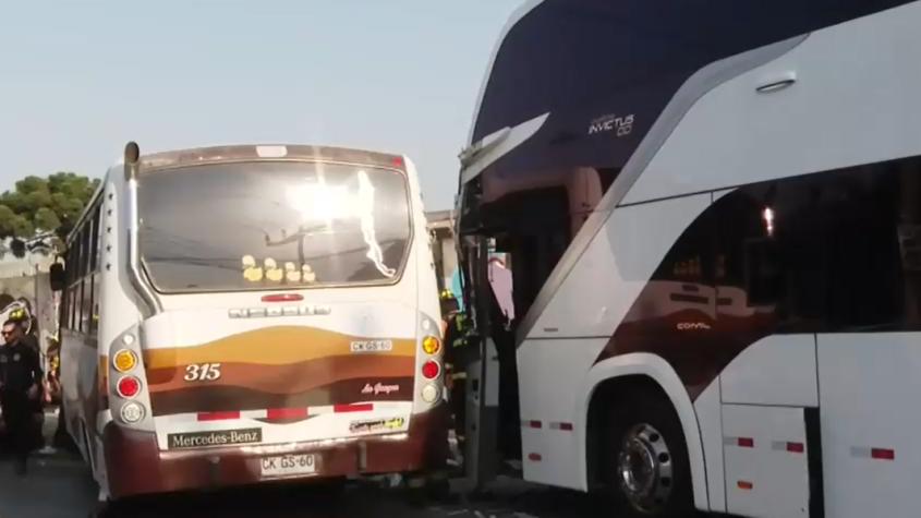 Grave choque de buses en Estación Central deja 18 pasajeros lesionados