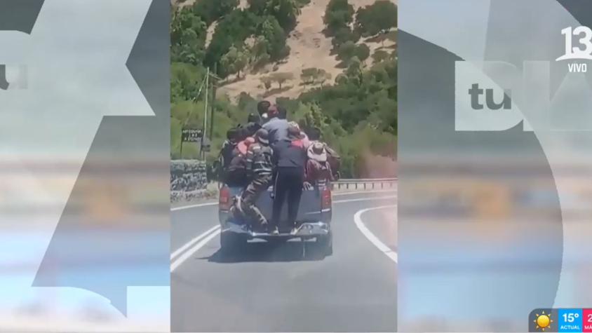 Temporeros realizan peligrosa maniobra para trasladarse en pick up de camioneta en Teno