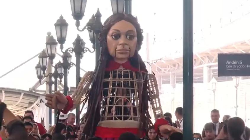 Amal, la marioneta de 3,5 metros de altura, inició su recorrido por Chile
