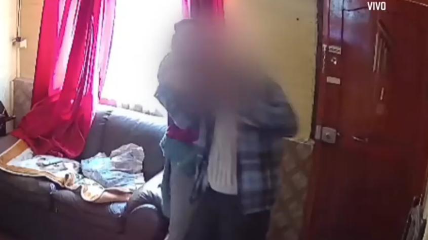 VIDEO | Mujer agrede a adulto mayor para robarle su pensión al interior de su casa