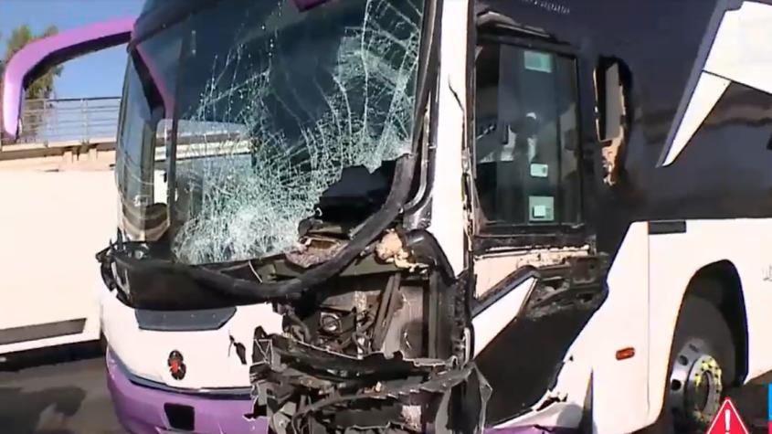  Grave choque entre bus de pasajeros y auto en Lampa: vehículo menor quedó totalmente destruido
