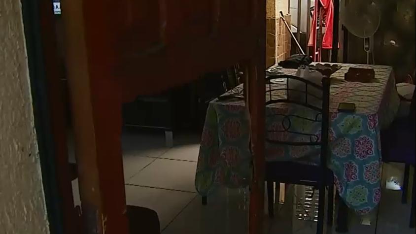 Adultos mayores son víctimas de turbazo en Conchalí: delincuentes rompieron la puerta de acceso y golpearon al dueño de casa con un fierro