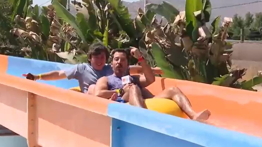 Notero de "Tu Día", Rodrigo Pérez, se la juega al lanzarse desde un alto tobogán en parque acuático