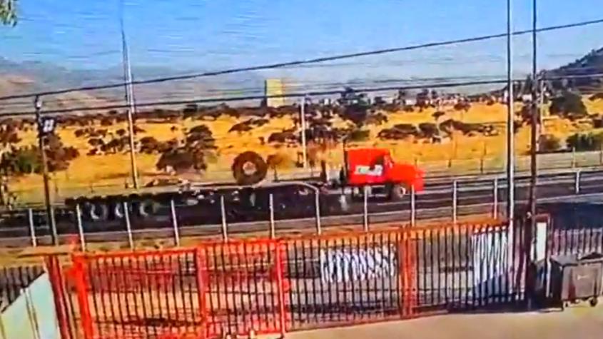 Cámaras de seguridad registran el momento exacto en el que un rollo de acero quedó incrustado en la cabina de un camión en la Ruta 68