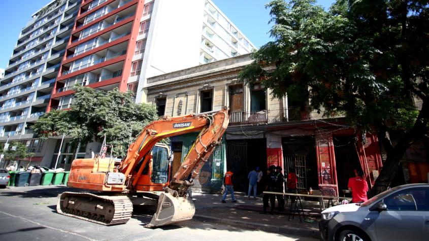 El millonario valor del terreno en que están ubicadas dos viviendas que demolerán por delitos reiterados en Santiago - Créditos: ATON