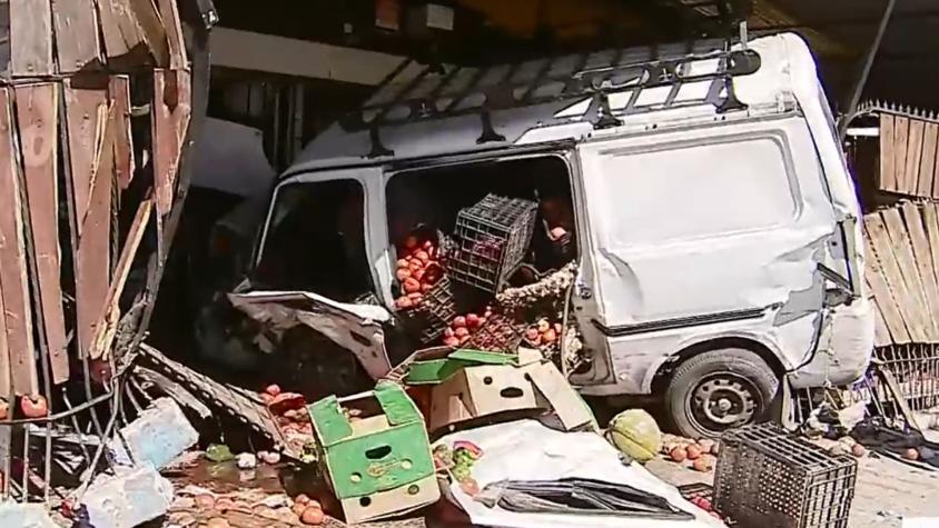 Conductor de furgón arrancó de fiscalización y chocó contra una casa en Lo Prado
