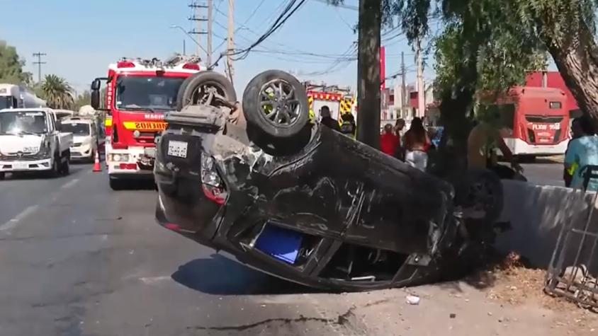  Vehículo vuelca tras chocar a exceso de velocidad contra una reja peatonal en Maipú