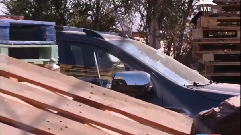 Encuentran camioneta con encargo por robo escondida tras palés en toma de Lampa