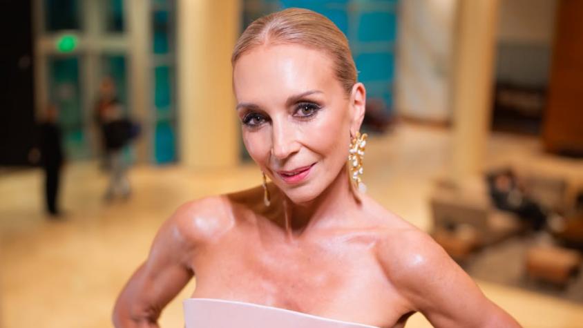 Usado por una reconocida cantante: Este es el millonario precio del vestido que utilizó Karen Doggenweiler en la Gala de Viña