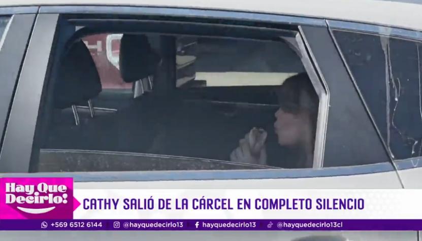 Comiendo pan en el auto de su marido: así fue la salida de Cathy Barriga de la cárcel