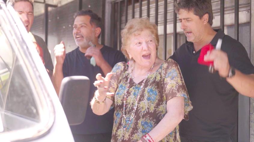 "Que nos vaya bien": La Tía Yoli bendice el auto que usarán Pancho, Jorge y Pedro en Socios por Chile