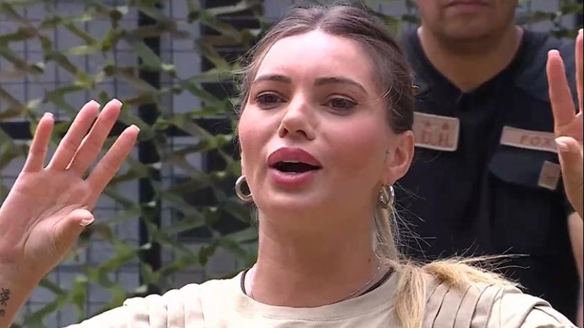 Faloon le regaló un bozal a polémica recluta para que "no siga ladrando": La calificó de mentirosa