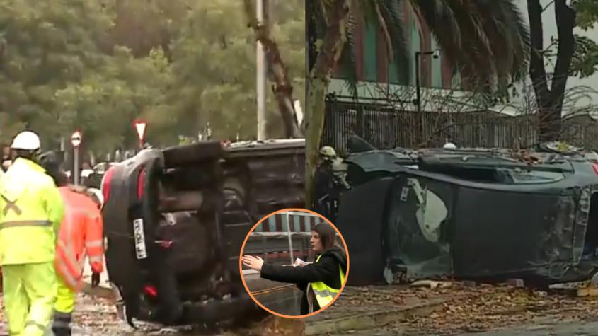 Chocó con un árbol y se volcó: Conductor pierde la vida tras grave accidente en el centro de Santiago
